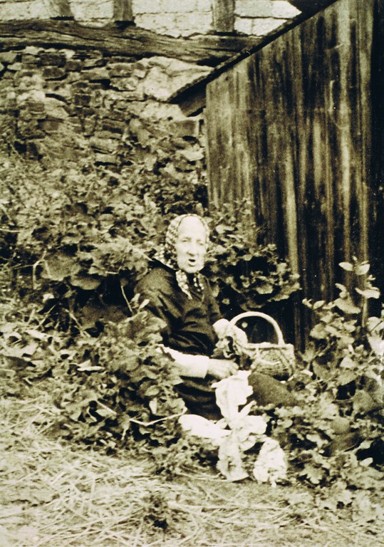 Bild der Gertrud Feiler, genannt Traud, bei der Rast (späte 1950er Jahre)