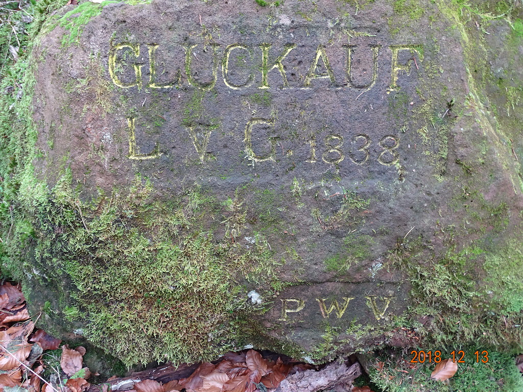 Ritterstein Nr. 10 Glückauf L. v. G. 1838 bei der Eisenerzgrube St.-Anna-Stollen bei Nothweiler (2018)