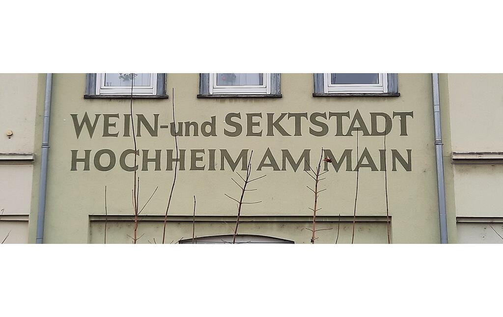 Schriftzug an einem Gebäude am Bahnhof der Wein- und Sektstadt Hochheim am Main (2020)