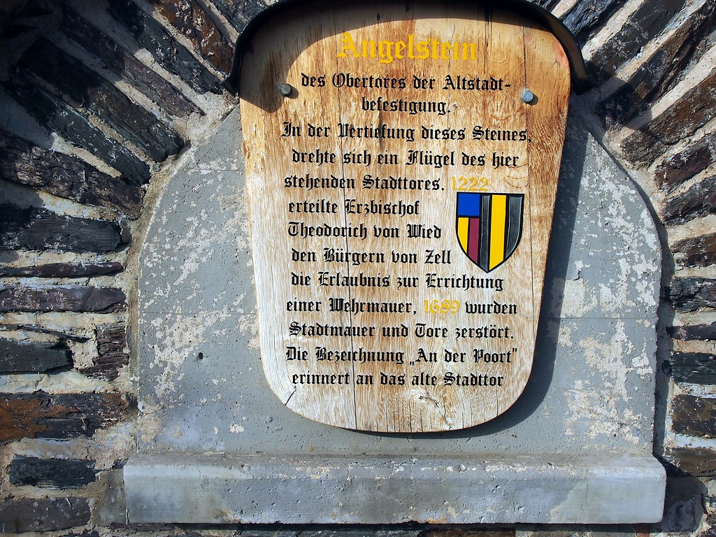 Informationstafel zum Angelstein des Obertores der Stadtmauer von Zell (2015).
