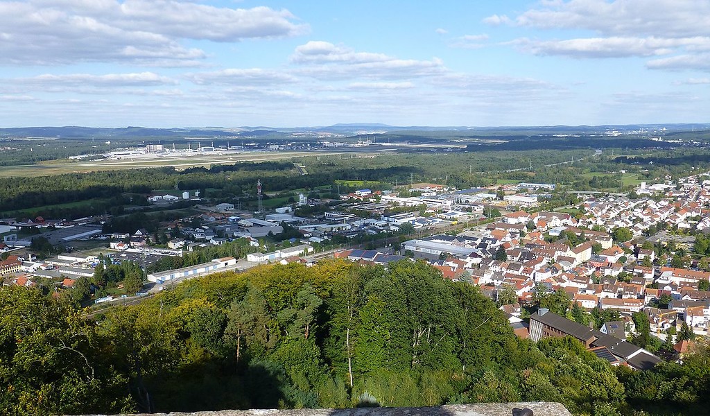 Blick vom Bismarckturm auf die Stadt Landstuhl und die "Ramstein Air Base", im Hintergrund der Donnersberg (2015)