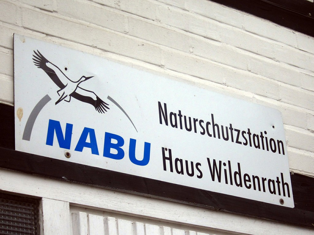 Schild an der Naturschutzstation Haus Wildenrath (Hof Wildenrath) bei Wegberg (2012).