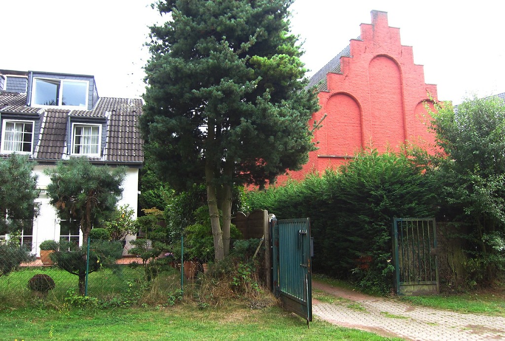 Ehemalige, heute als Wohnhäuser genutzte Klostergebäude im Hof der ehemaligen Benediktinerinnenabtei Königsdorf in Frechen (2013).