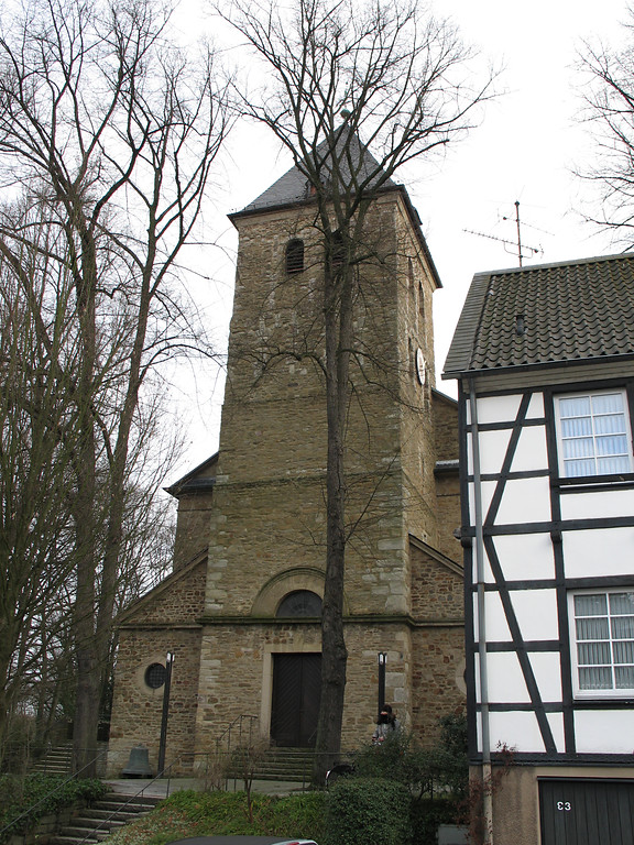 Der Turm der Stiftskirche St. Lambertus in Essen-Rellinghausen (2011).