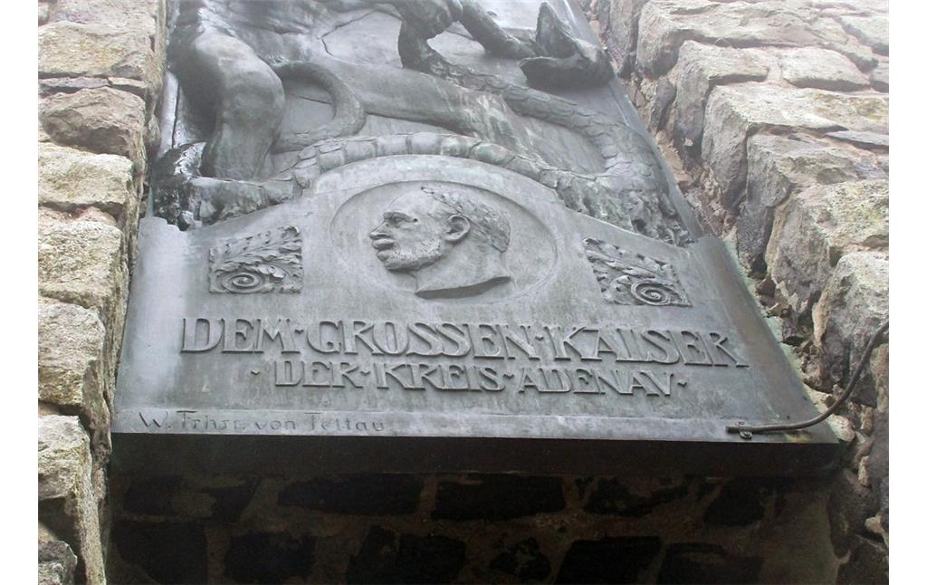 Unterer Teil der Bronzetafel über dem Eingang des Kaiser-Wilhelm-Turmes auf der Hohen Acht (2018).
