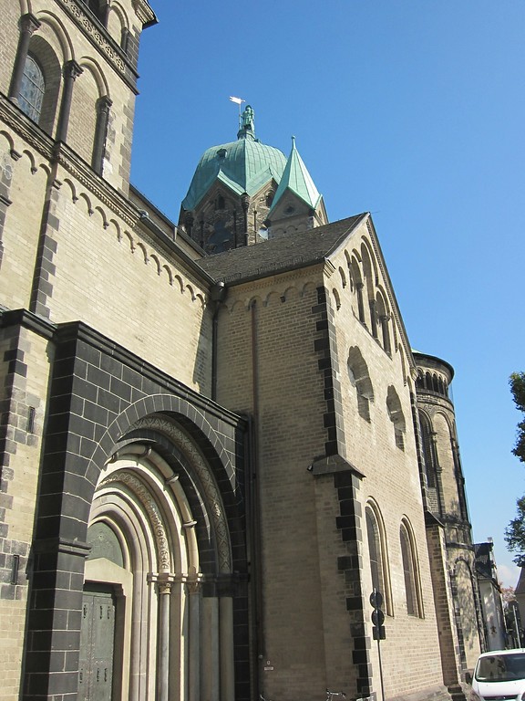 Nordseite des Quirinus-Münsters in Neuss, ehemalige Kirche des Benediktinerinnenklosters und späteren Kanonissenstifts St. Quirin (2014)