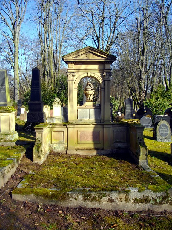 Grabmal auf dem Jüdischen Friedhof Untere Zahlbacher Straße in Mainz (2015)