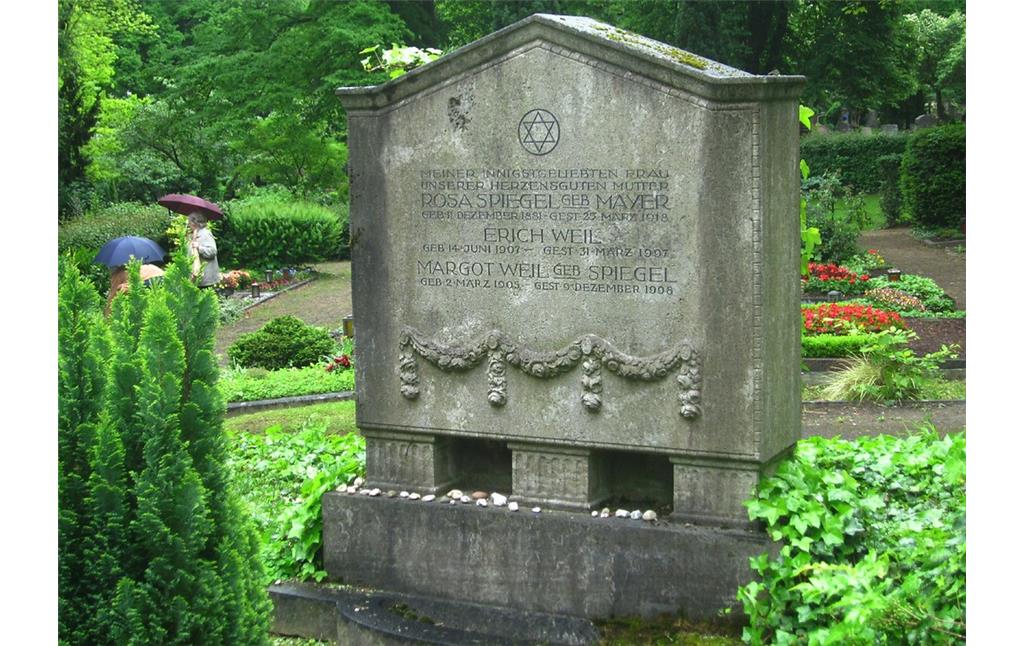 Familiengrabstein auf der jüdischen Abteilung des Burgfriedhofs in Bonn-Bad Godesberg (2014)