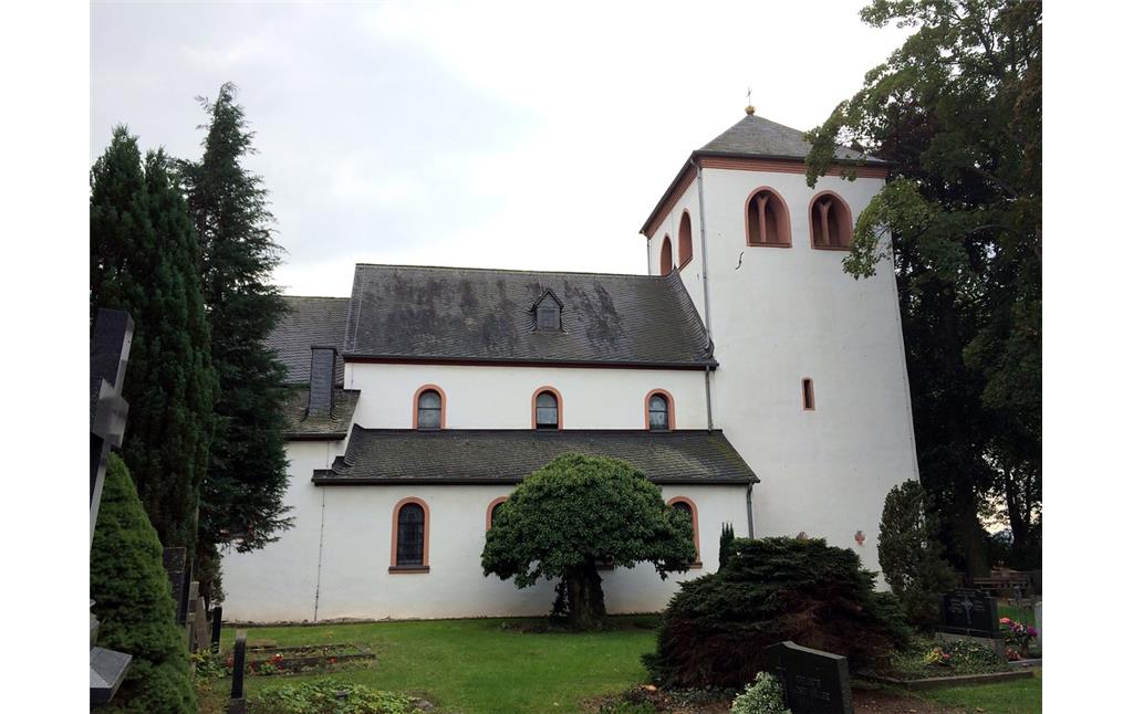 Die Seitenansicht der Johannes-der-Täufer Kirche mit Grabstätten in Kleinbüllesheim bei Euskirchen (2014)
