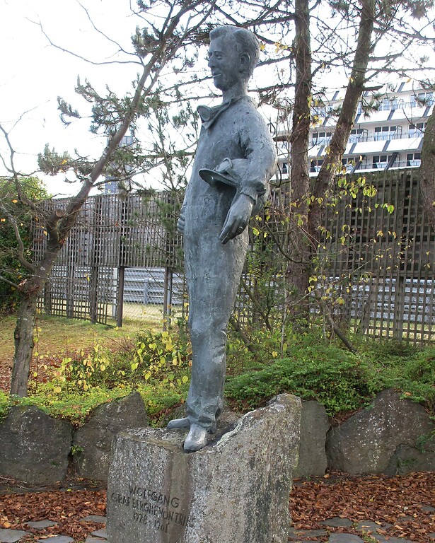 Das Graf-Berghe-von-Trips-Denkmal am Nürburgring an der Zufahrt zum Fahrerlager der Grand-Prix-Strecke am Nürburgring ehrt den populären Automobilrennfahrer Wolfgang Graf Berghe von Trips (1928-1961), der bei einem tödlichen Unfall verstarb (2020).