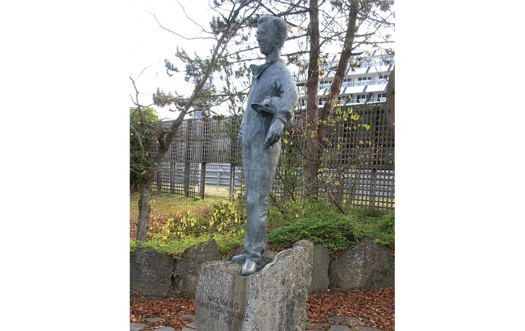 Das Graf-Berghe-von-Trips-Denkmal am Nürburgring an der Zufahrt zum Fahrerlager der Grand-Prix-Strecke am Nürburgring ehrt den populären Automobilrennfahrer Wolfgang Graf Berghe von Trips (1928-1961), der bei einem tödlichen Unfall verstarb (2020).