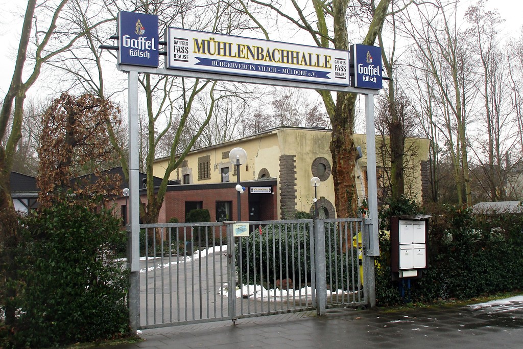 Der frühere Hochbunker in Vilich-Müldorf ist durch Um- und Anbauten heute Teil der "Mühlenbachhalle" (2018).