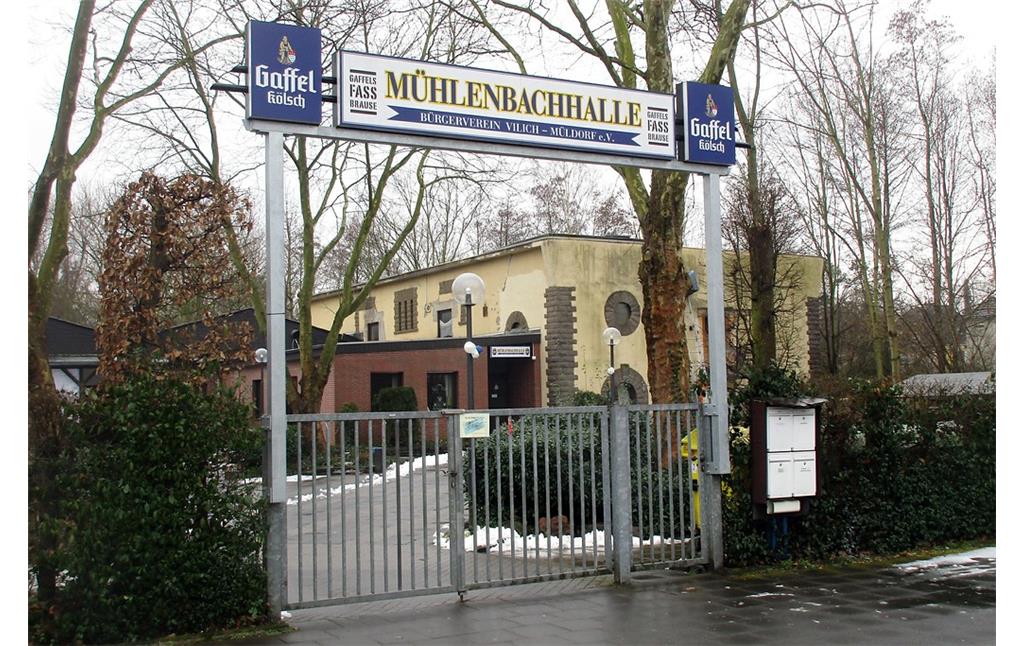 Der frühere Hochbunker in Vilich-Müldorf ist durch Um- und Anbauten heute Teil der "Mühlenbachhalle" (2018).