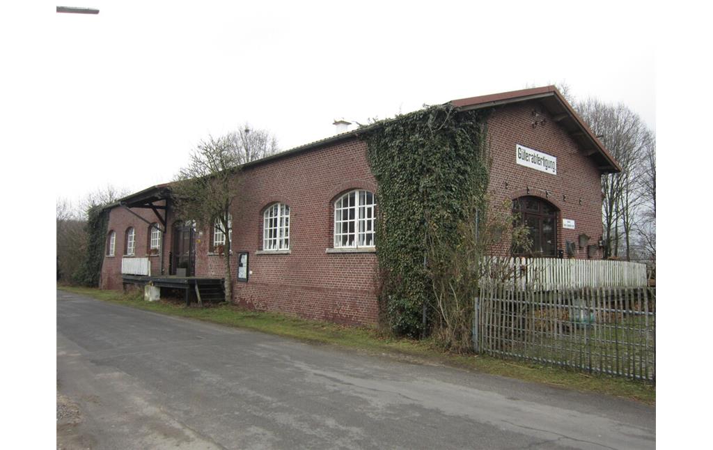 Ehemalige Güterabfertigung Bahnhof Hassum (2017)
