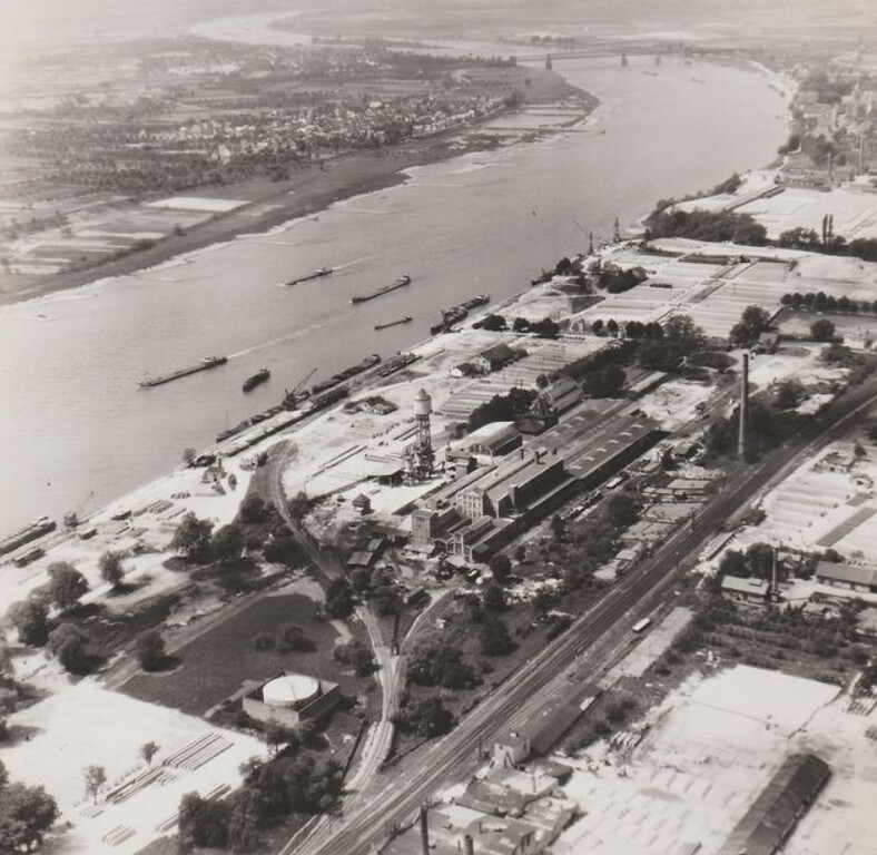In der Bildmitte zeigt dieses Luftbild die Gebäude der Firma Dr. Otto & Comp. mit ihrem markanten Wasserturm aus dem Jahre 1916 (1957)