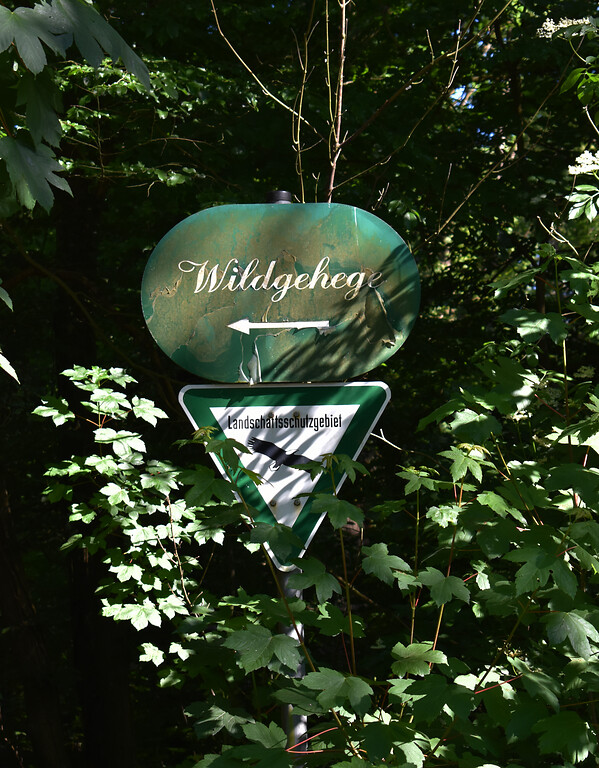 Wegweiser zum Wildgehege des Landschaftsschutzgebiets Waldau im Kottenforst (2020).