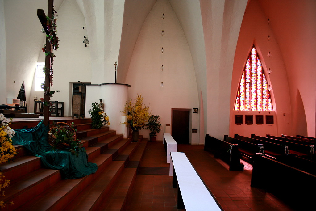 Innenansicht des Altarbereichs von St. Apollinaris in Lindlar-Frielingsdorf (2009)