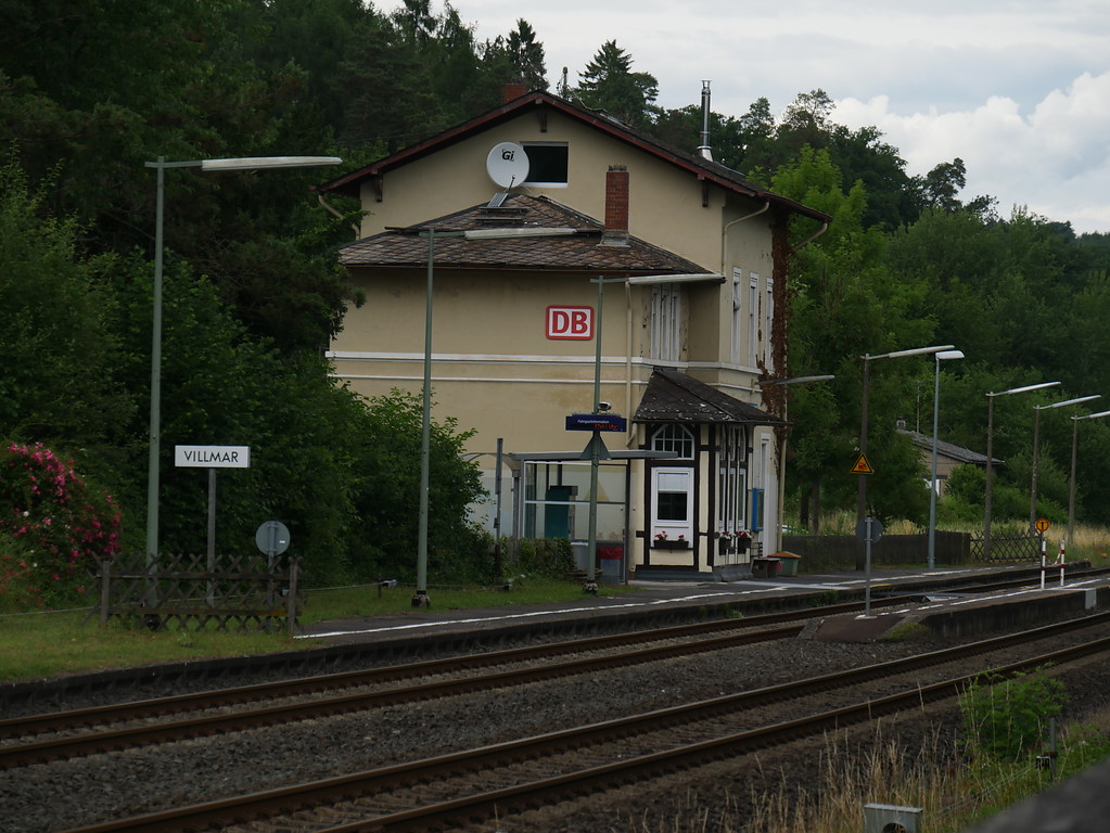 Hauptgebäude und Wartehäuschen des Bahnhofs Villmar (2017)