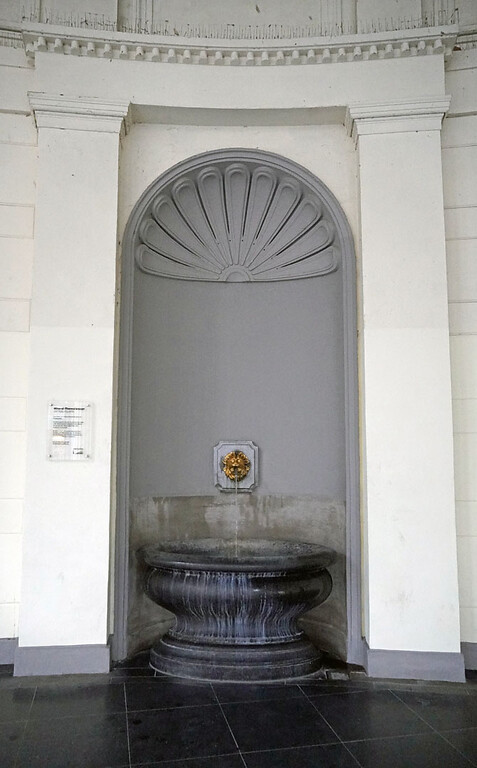 Einer der beiden Brunnen mit dem heißen Thermalwasser am Elisenbrunnen in Aachen-Mitte (2021).
