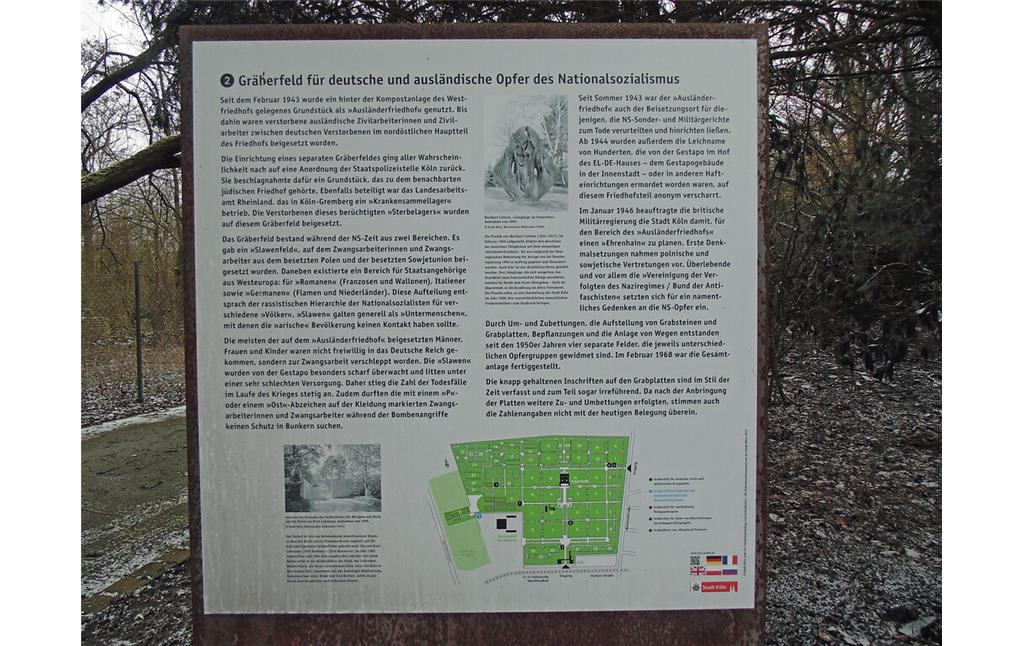 Informationstafel I am Eingang zum Gräberfeld für deutsche und ausländische Opfer des Nationalsozialismus auf dem Westfriedhof in Köln-Vogelsang (2021).