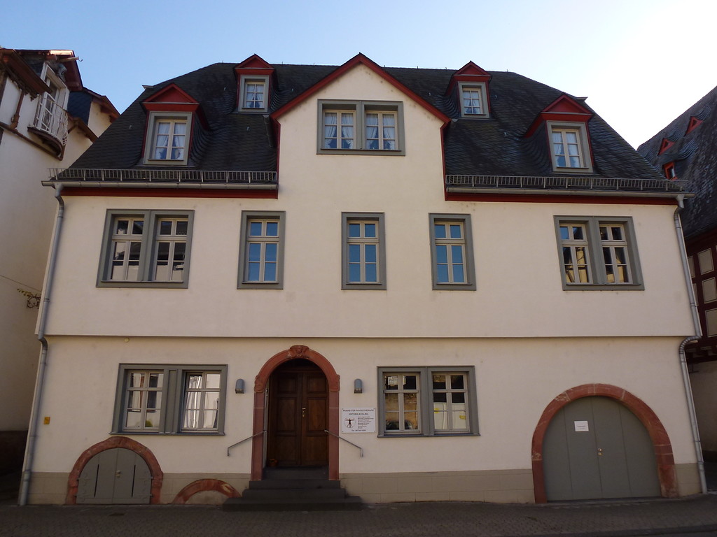 Wohn- und Praxishaus in der Chablisstraße 2 in Oberwesel (2016). Das Haus, welches heute die Funktionen des Wohnens und Arbeitens miteinander kombiniert, stammt aus dem 18. Jahrhundert.