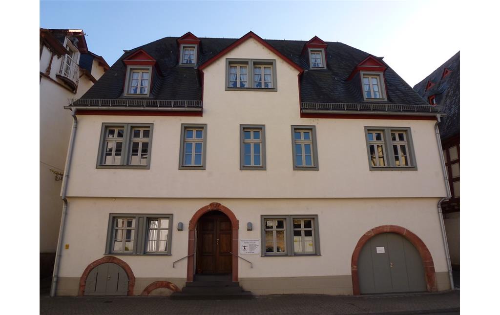 Wohn- und Praxishaus in der Chablisstraße 2 in Oberwesel (2016). Das Haus, welches heute die Funktionen des Wohnens und Arbeitens miteinander kombiniert, stammt aus dem 18. Jahrhundert.