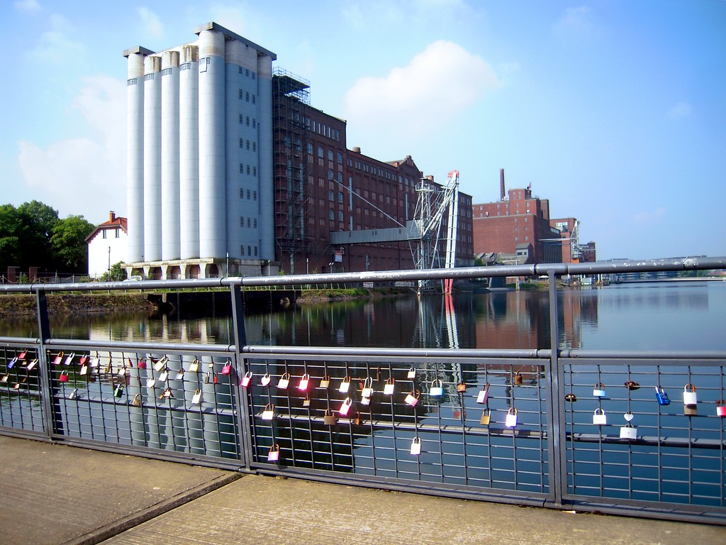 Küppersmühle am Innenhafen in Duisburg (2016), Ansicht von Nordosten. An dem Brückengeländer sind so genannte "Liebesschlösser" angebracht.