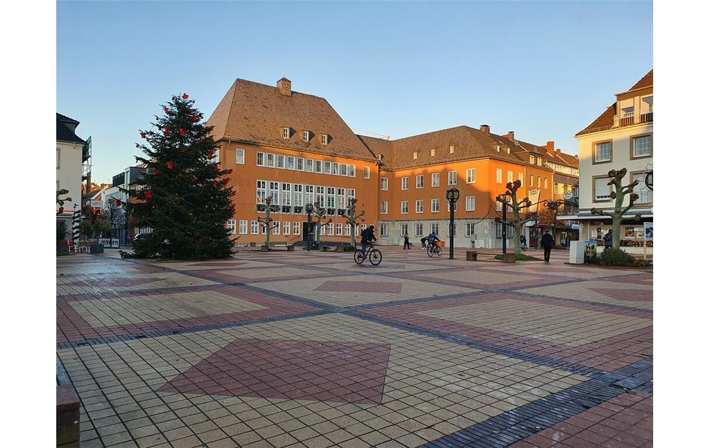 Blick über den Marktplatz auf das Alte Rathaus in Jülich (2019).