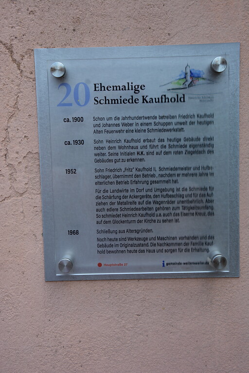 Informationsschild des Wambold-Nassauer-Weges an der Schmiede Kaufhold in Weitersweiler (2020)