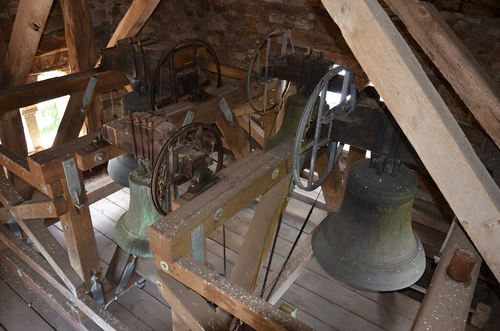 Blick in den Glockenstuhl im Chorturm der Evangelischen Kirche in Hottenbach (2021)
