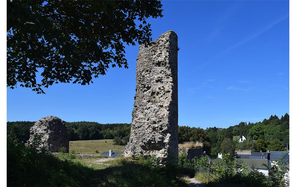 Dahlem-Kronenburg, östlicher Turm der Doppeltores der Burgruine (2016)
