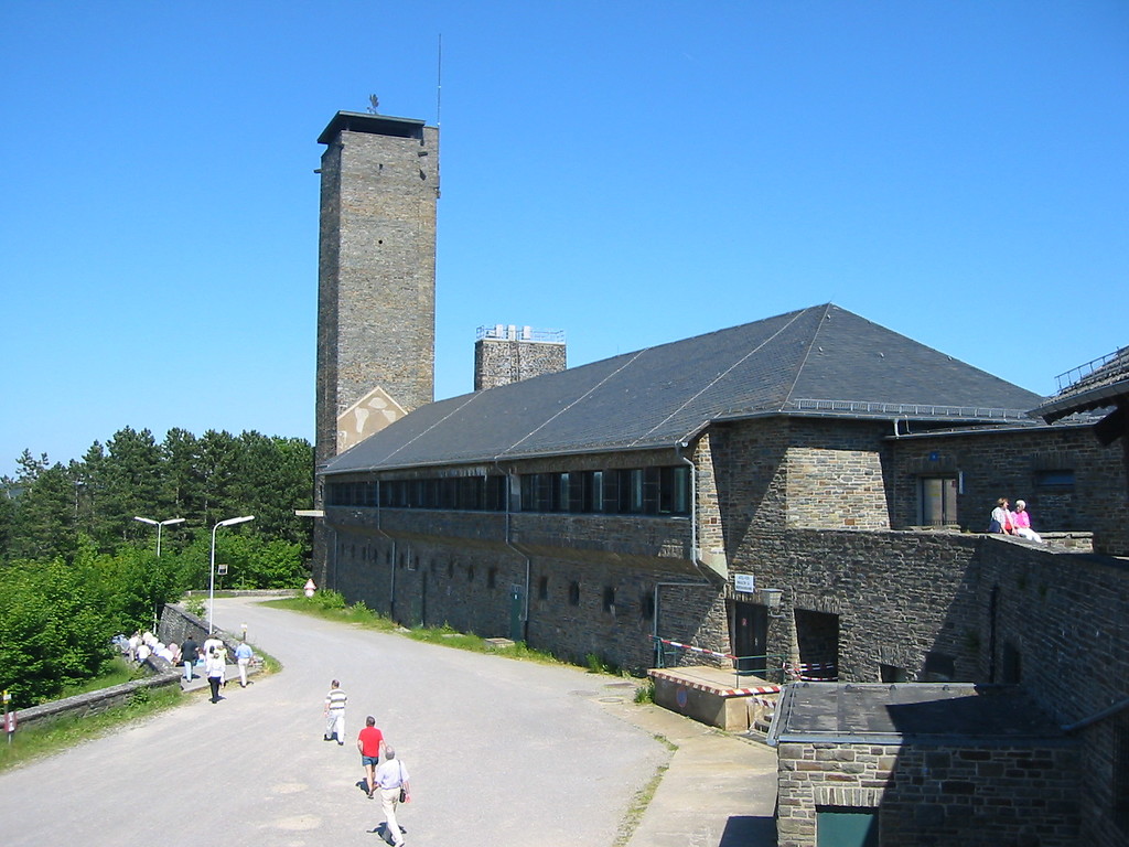 Das Forum mit dem seinerzeitigen Besucherzentrum und dem zentralen Turm der "NS-Ordensburg Vogelsang" aus nordwestlicher Richtung (2006).