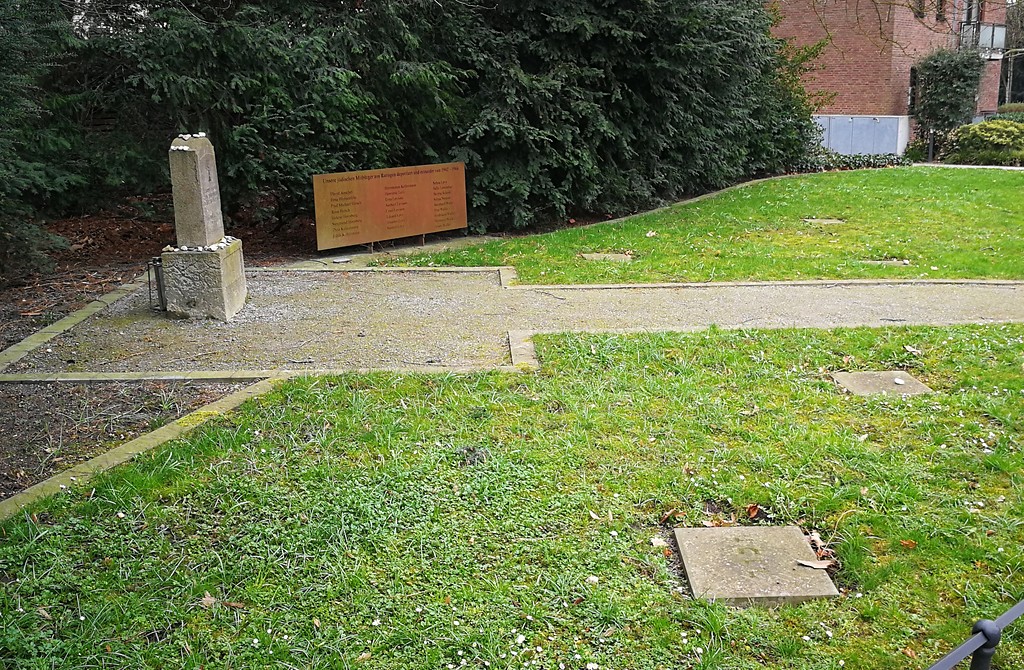 Jüdischer Friedhof Werdener Straße in Ratingen (2019): Die Erinnerungs- und Gedenkstätte in der 2013 neu eingerichteten Grünanlage.
