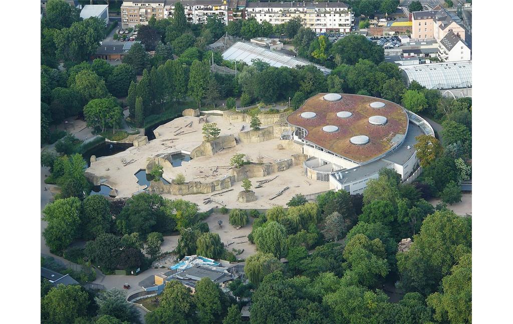 Luftaufnahme des Elefantenhauses und des Freigeheges im Kölner Zoo (2010). Im Bereich des 2004 eröffneten "Elefantenpark Köln" befand sich bis um 1954/56 die Riehler Radrennbahn und Motorsport-Rennstrecke.