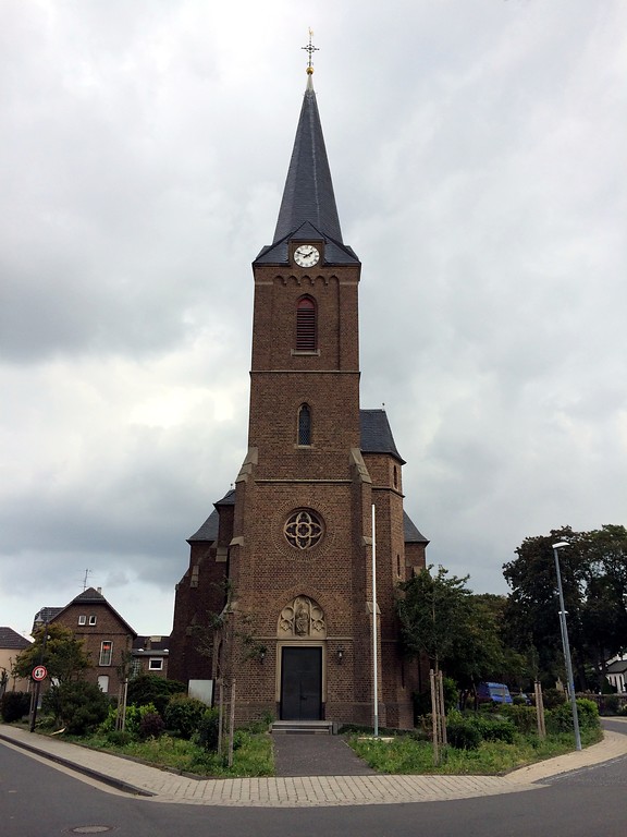 Die Westansicht der Sankt Peter und Paul Kirche in Kleinbüllesheim bei Euskirchen.
