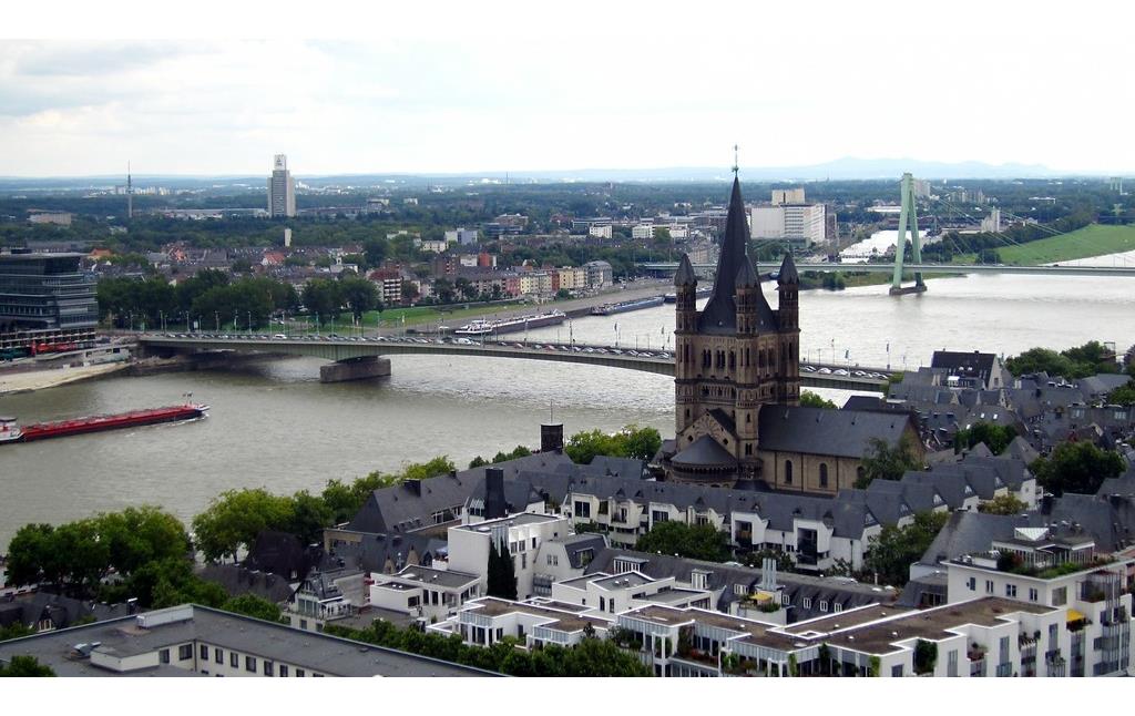 Die Deutzer Brücke über den Rhein in Köln und davor die ehemalige Benediktinerabtei Groß-Sankt Martin, dahinter die Severinsbrücke; Ansicht vom Dach des Kölner Doms aus (2014)