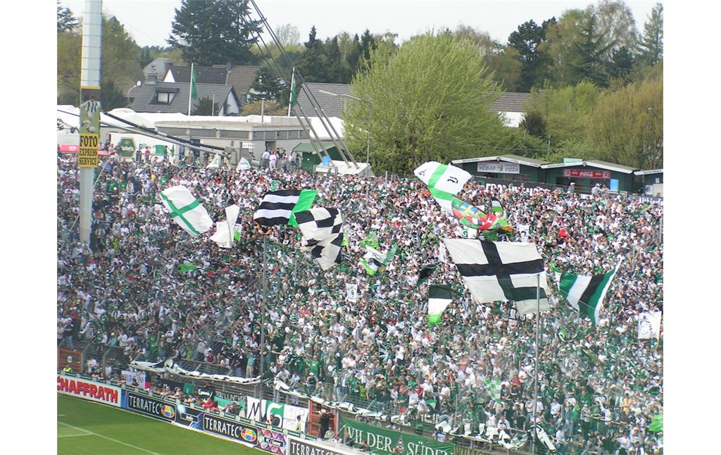 Die Nordtribüne des Mönchengladbacher Bökelbergstadions während eines Fußballspiels 2004.
