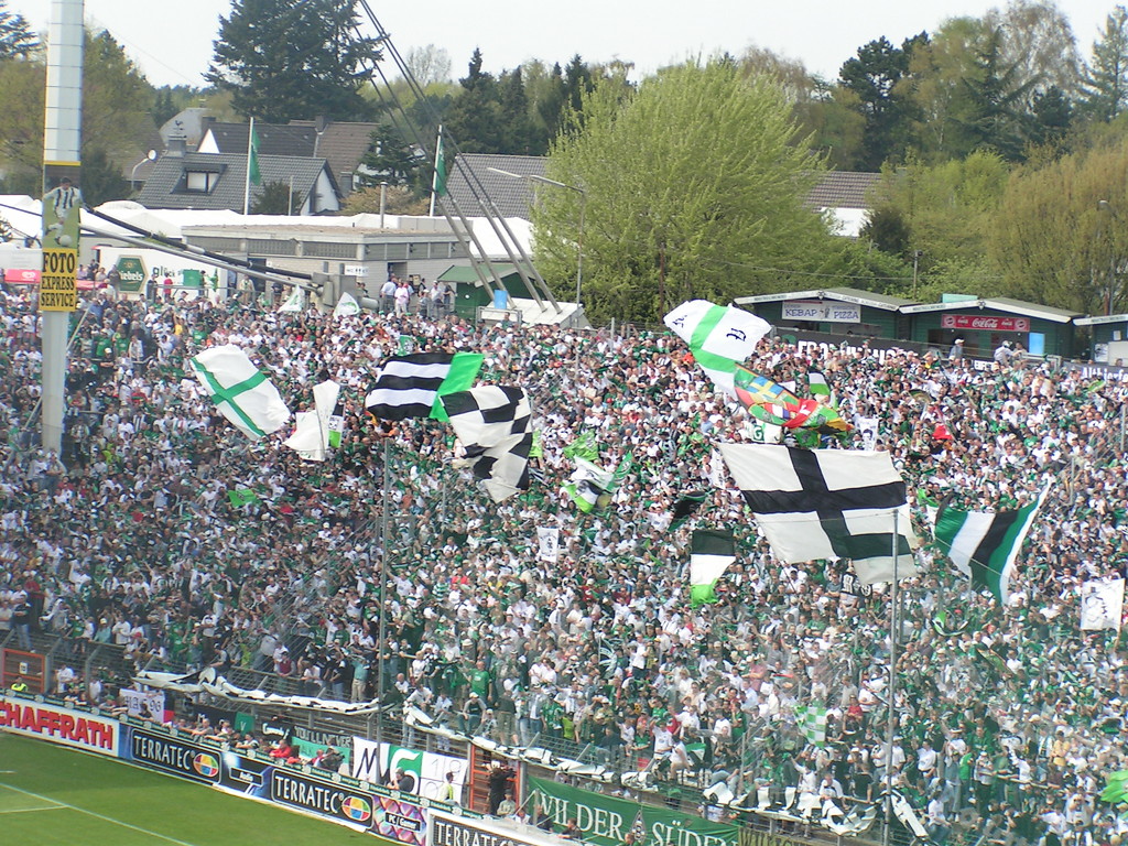 Die Nordtribüne des Mönchengladbacher Bökelbergstadions während eines Fußballspiels 2004.