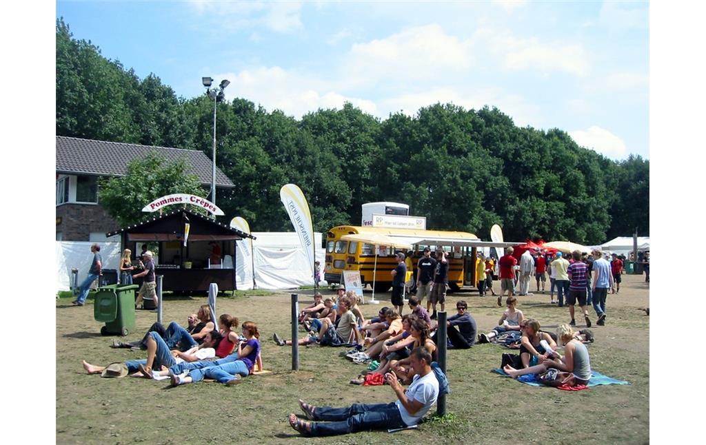 Zuschauerbereich auf dem Alten Reitplatz Haldern beim 25. Haldern Pop Festival (2008).