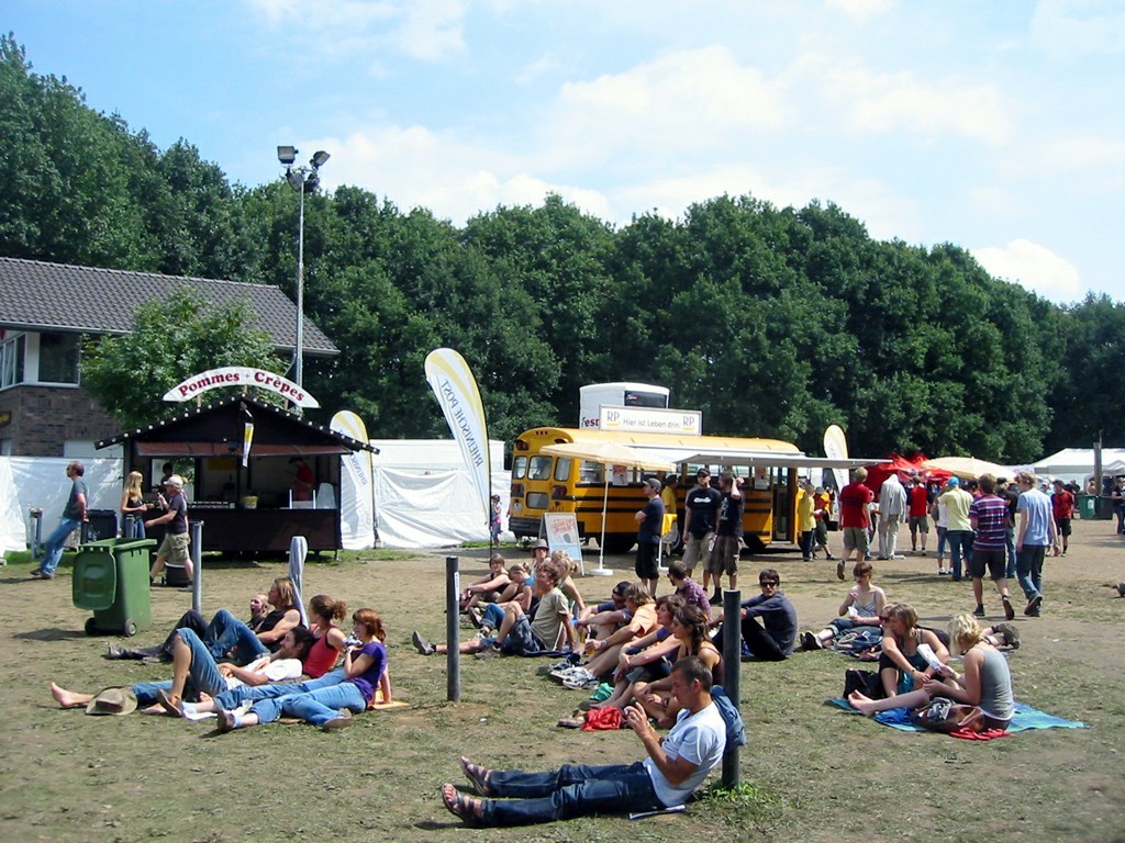 Zuschauerbereich auf dem Alten Reitplatz Haldern beim 25. Haldern Pop Festival (2008).