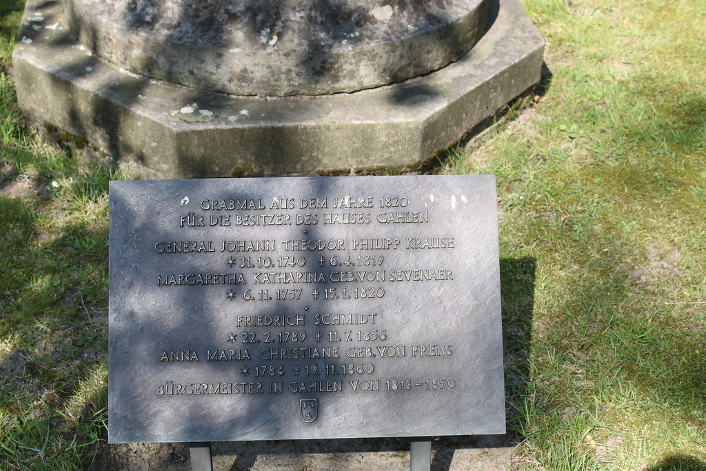 Informationstafel an dem sockelförmigen Grabmal aus dem Jahre 1820 für die Besitzer des Hauses Gahlen. Alter Friedhof "De Widow" an der evangelischen Kirche in Schermbeck-Gahlen (2014).