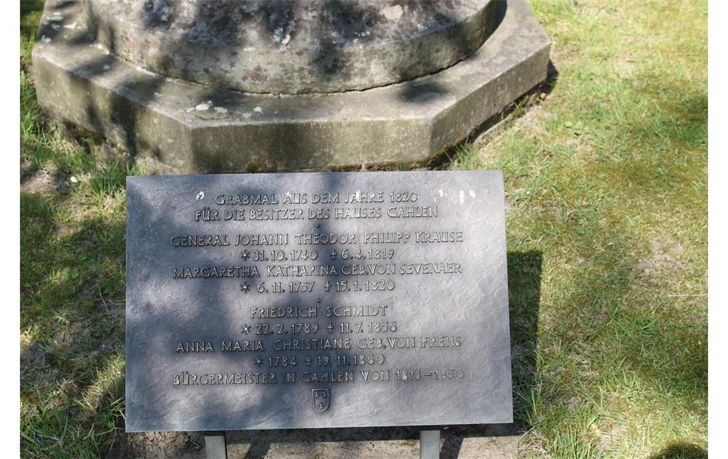 Informationstafel an dem sockelförmigen Grabmal aus dem Jahre 1820 für die Besitzer des Hauses Gahlen. Alter Friedhof "De Widow" an der evangelischen Kirche in Schermbeck-Gahlen (2014).