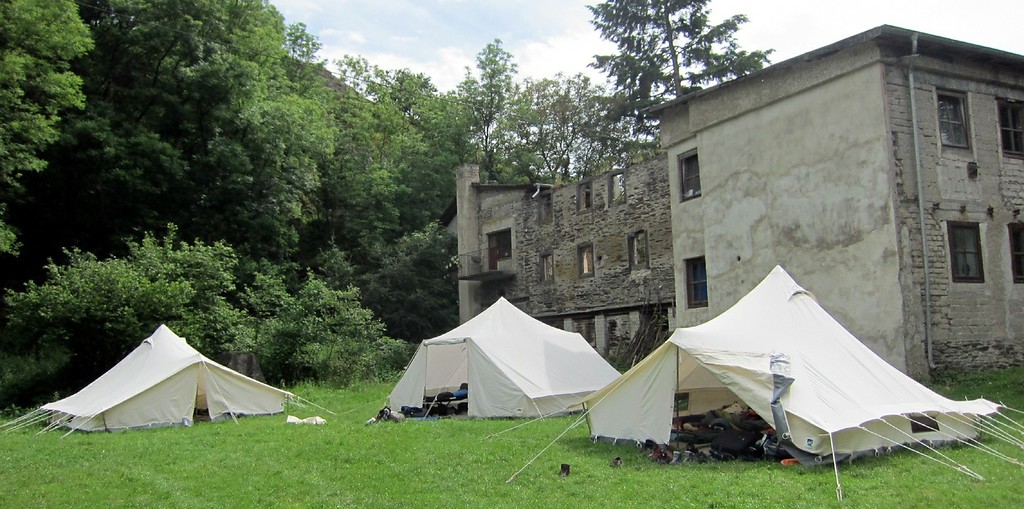 Pfadfinder-Zeltlager auf dem Gelände der Ruitscher Mühle an der Nette bei Polch, rechts im Bild eines der alten Mühlengebäude (2012).