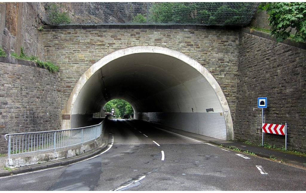 Westliche Einfahrt in den Engelslay-Tunnel an der Bundesstraße B 267 bei Altenahr (2015).