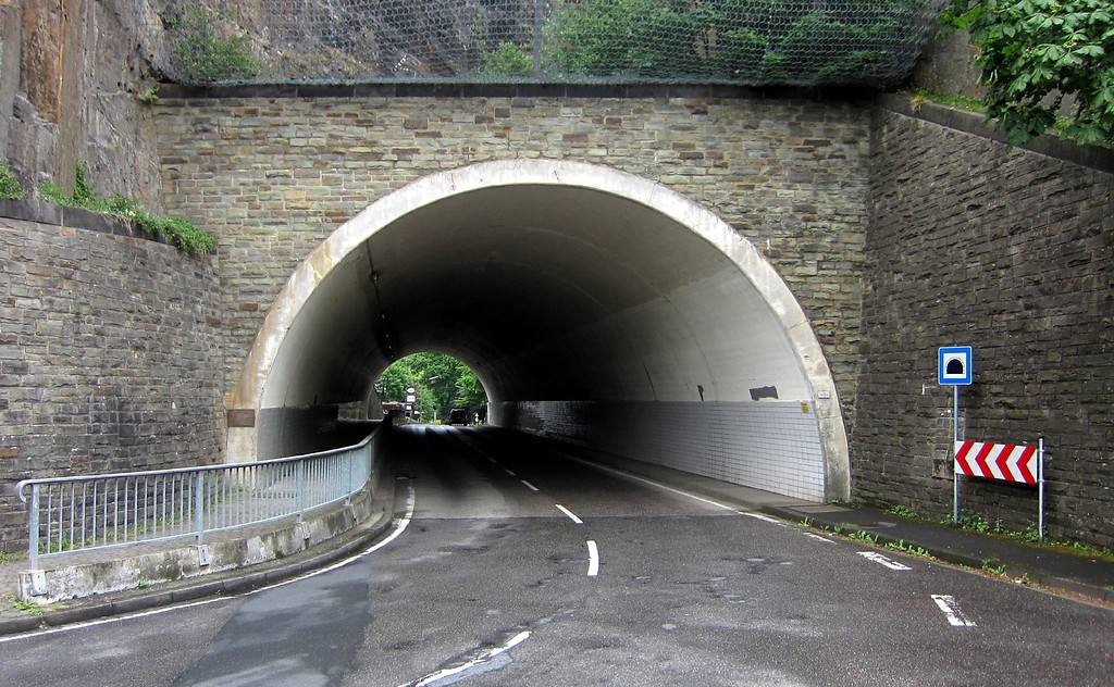 Westliche Einfahrt in den Engelslay-Tunnel an der Bundesstraße B 267 bei Altenahr (2015).