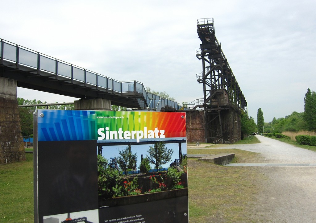 Technische Anlagen eines ehemaligen Sinterplatzes an der Alten Emscher im Landschaftspark Duisburg-Nord (2014).