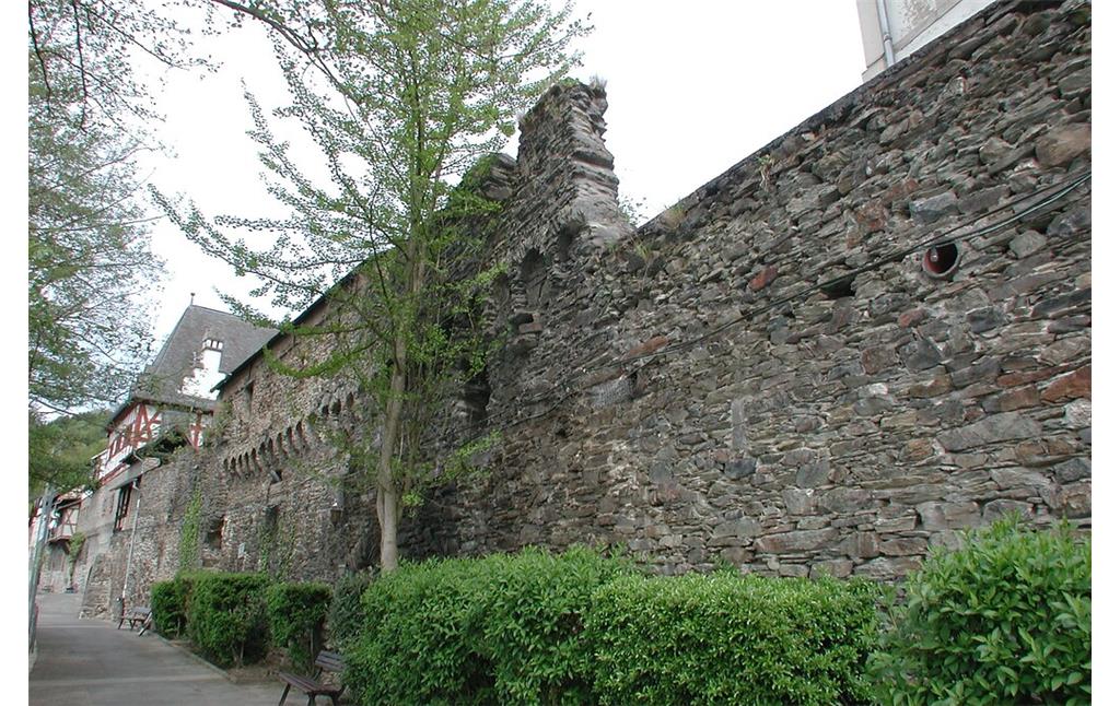 Blick auf die Stadtmauer in Dausenau, Südseite mit Bogenfries (2010)