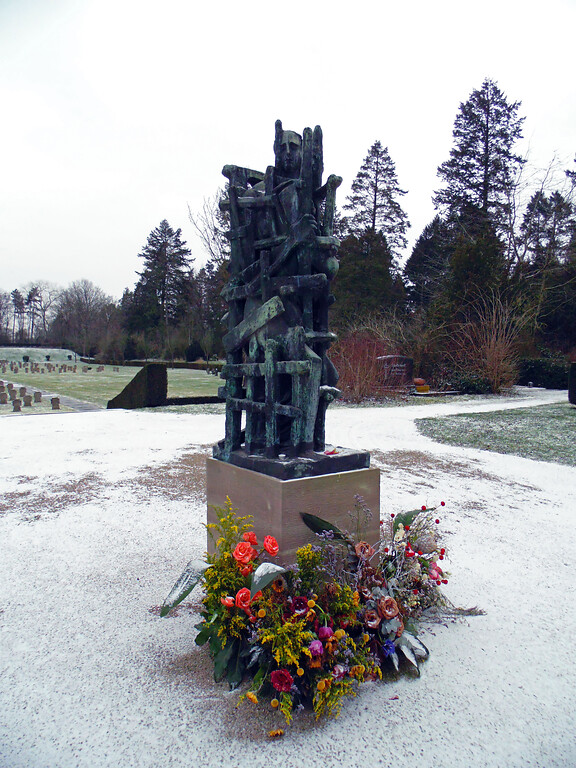 Der Abguss der Skulptur "Die Gefangenen" von Ossip Zadkine vor dem Gräberfeld für deutsche Kriegsopfer auf dem Westfriedhof in Köln-Vogelsang (2021).