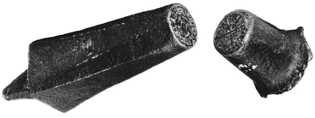 Beide Teile eines mittelalterlichen Münzstempels: Durch einen Hammerschlag wurde der zwischen den Unterstempel und den Festhaltestempel gelegte Rohling aus Edelmetall zur Münze geprägt.