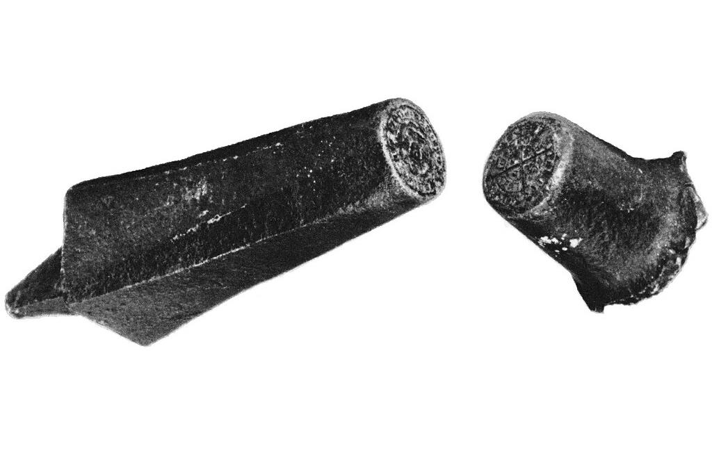 Beide Teile eines mittelalterlichen Münzstempels: Durch einen Hammerschlag wurde der zwischen den Unterstempel und den Festhaltestempel gelegte Rohling aus Edelmetall zur Münze geprägt.